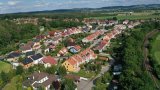 Pohled Okružní ulice a trať
